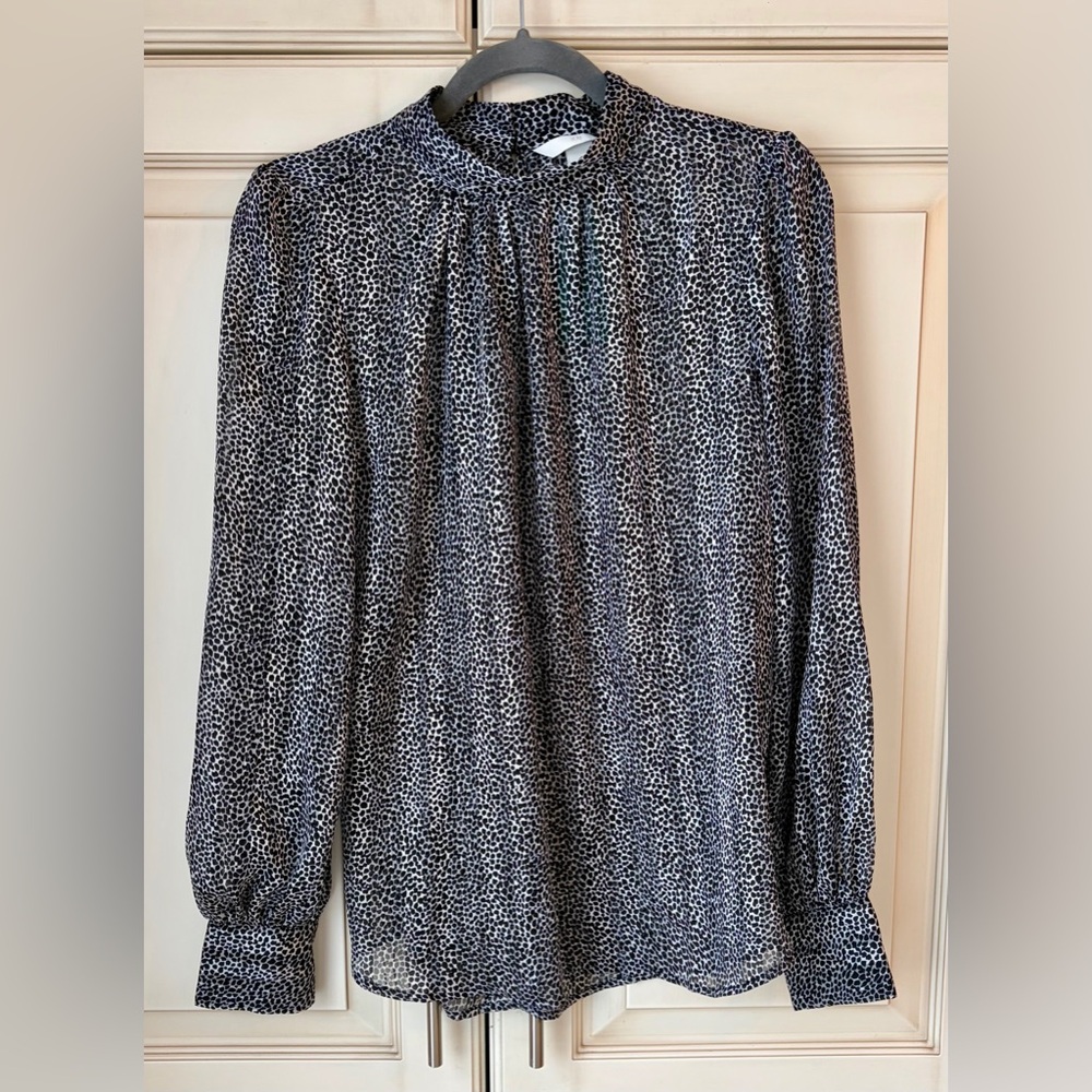 🍇NWT H&M Black, White and Grey Cheetah print Blouse. Large.